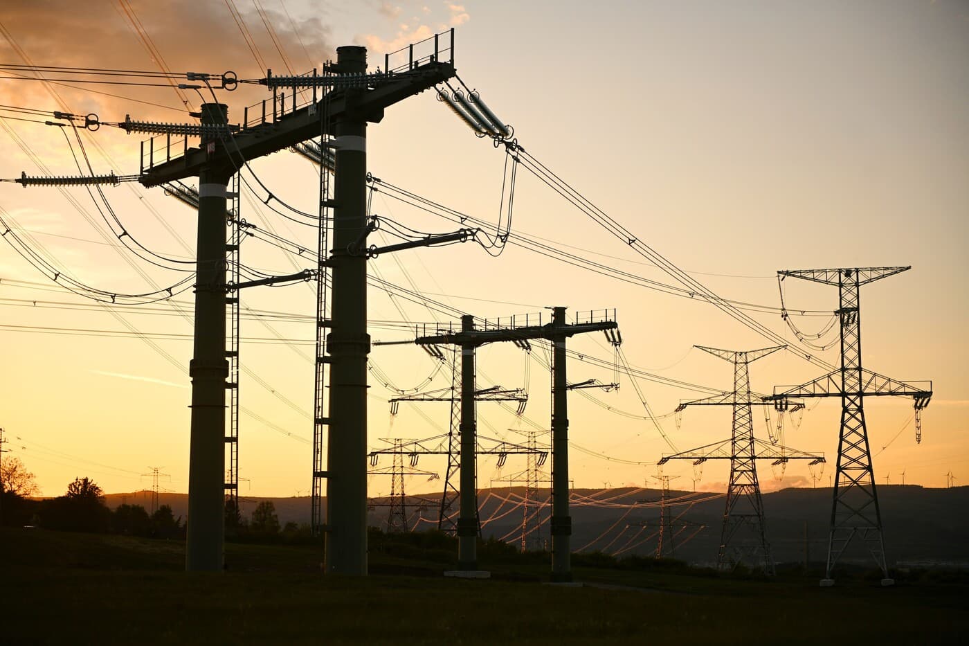 Energetické společnosti a regulátoři se přou kvůli dopadu síťových investic na spotřebitele