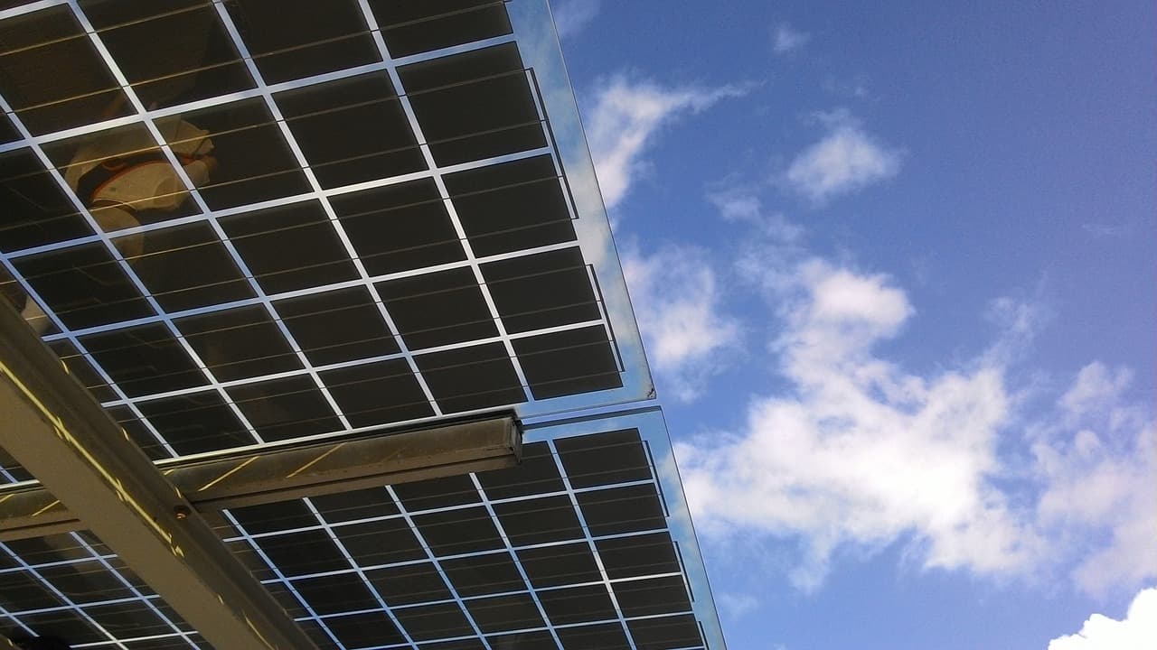MŽP dá 7 miliard Kč do výroby energie ze slunce, úložišť a komunitní energetiky